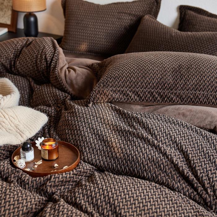 91家纺网 家纺一手货源 找家纺 安莱生活 2025新款加厚250克全消光提花印花牛奶绒四件套-谧雅系列 谧雅棕咖