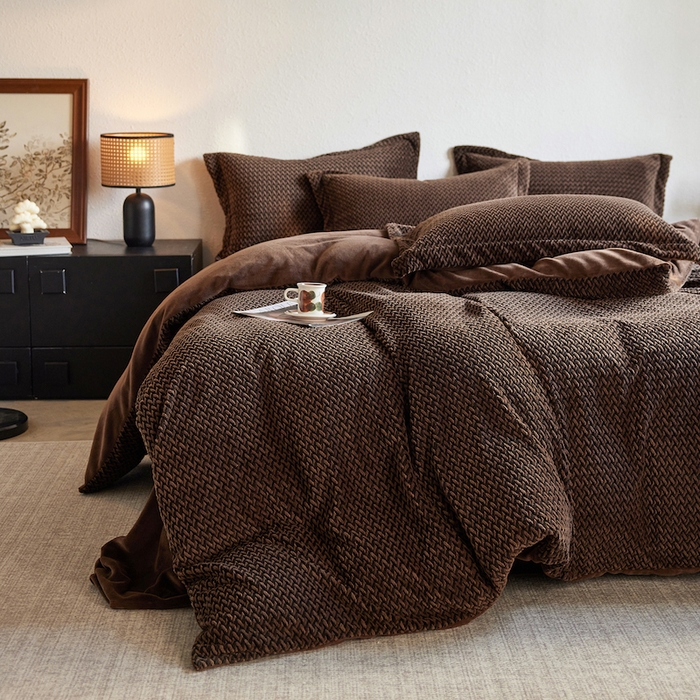 91家纺网 家纺一手货源 找家纺 安莱生活 2025新款加厚250克全消光提花印花牛奶绒四件套-谧雅系列 谧雅棕咖