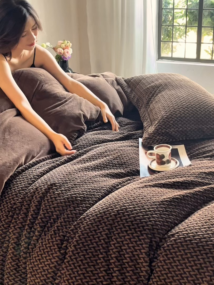 91家纺网 家纺一手货源 找家纺 安莱生活 2025新款加厚250克全消光提花印花牛奶绒四件套-谧雅系列 谧雅棕咖