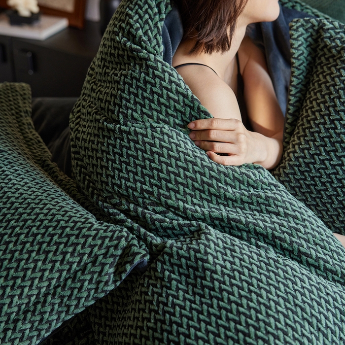 91家纺网 家纺一手货源 找家纺 安莱生活 2025新款加厚250克全消光提花印花牛奶绒四件套-谧雅系列 谧雅墨绿