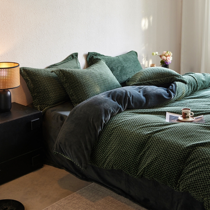 91家纺网 家纺一手货源 找家纺 安莱生活 2025新款加厚250克全消光提花印花牛奶绒四件套-谧雅系列 谧雅墨绿