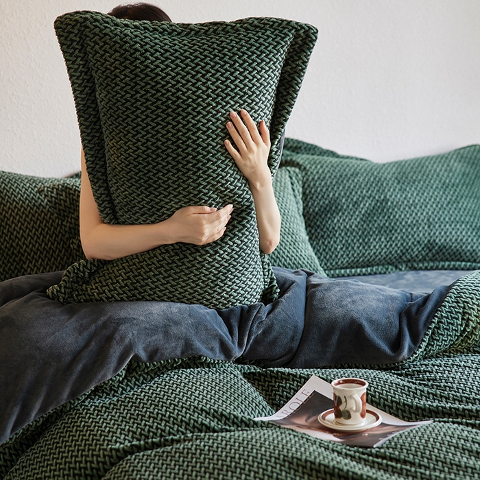 91家纺网 家纺一手货源 找家纺 安莱生活 2025新款加厚250克全消光提花印花牛奶绒四件套-谧雅系列 谧雅墨绿