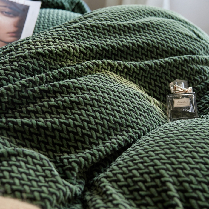 91家纺网 家纺一手货源 找家纺 安莱生活 2025新款加厚250克全消光提花印花牛奶绒四件套-谧雅系列 谧雅墨绿