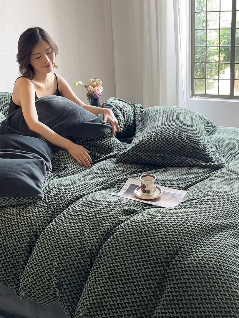 91家纺网 家纺一手货源 找家纺 安莱生活 2025新款加厚250克全消光提花印花牛奶绒四件套-谧雅系列 谧雅墨绿