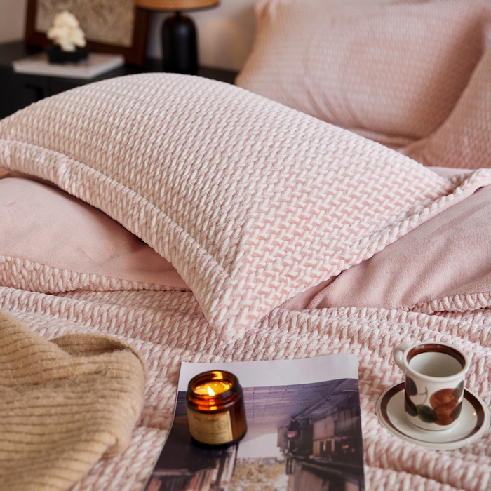 91家纺网 家纺一手货源 找家纺 安莱生活 2025新款加厚250克全消光提花印花牛奶绒四件套-谧雅系列 谧雅黛粉