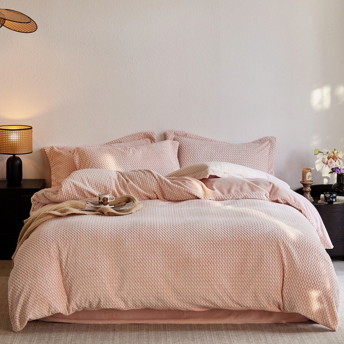 91家纺网 家纺一手货源 找家纺 安莱生活 2025新款加厚250克全消光提花印花牛奶绒四件套-谧雅系列 谧雅黛粉