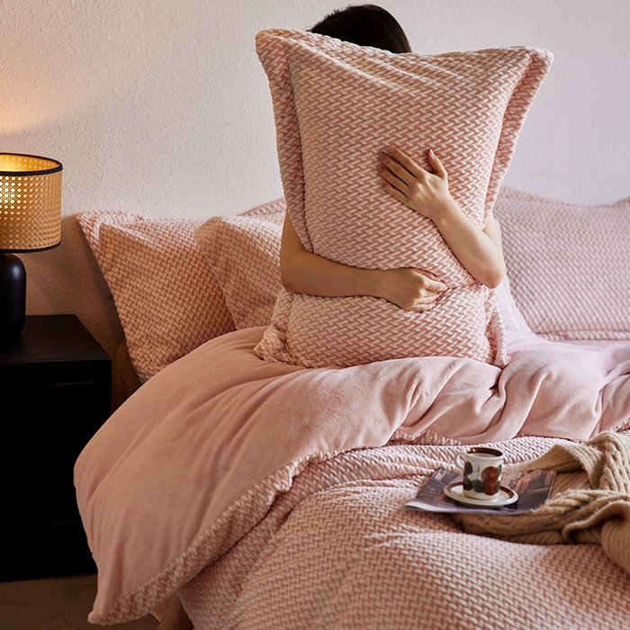 91家纺网 家纺一手货源 找家纺 安莱生活 2025新款加厚250克全消光提花印花牛奶绒四件套-谧雅系列 谧雅黛粉