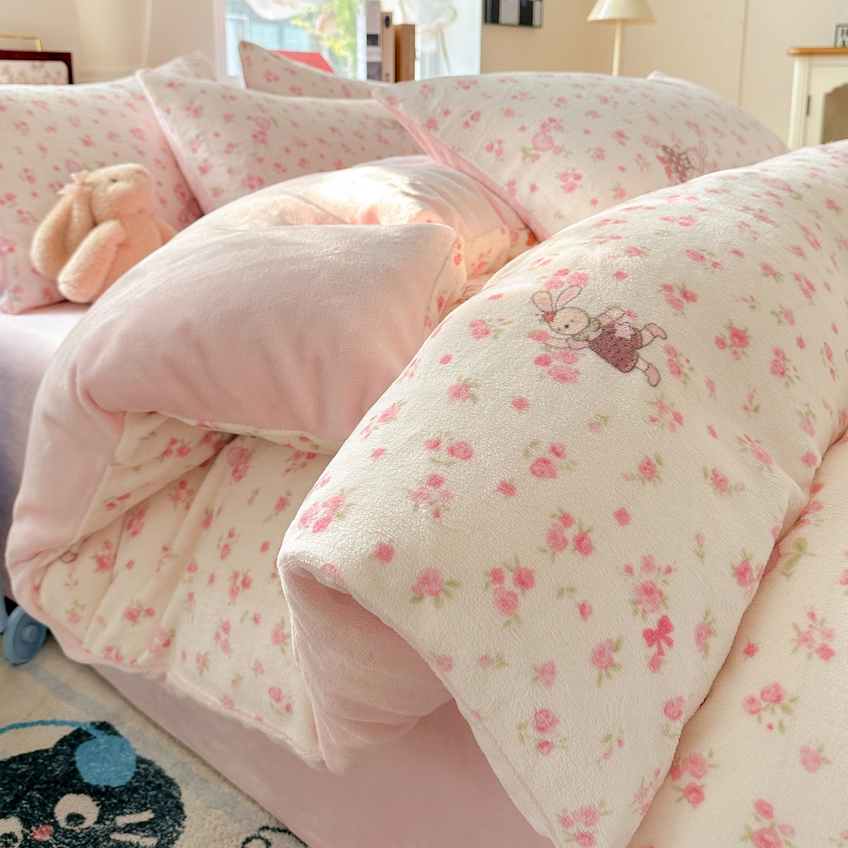 91家纺网 家纺一手货源 找家纺 水木坊 2025新款亲肤舒适牛奶绒印花单件床单 绒绒小狗-粉