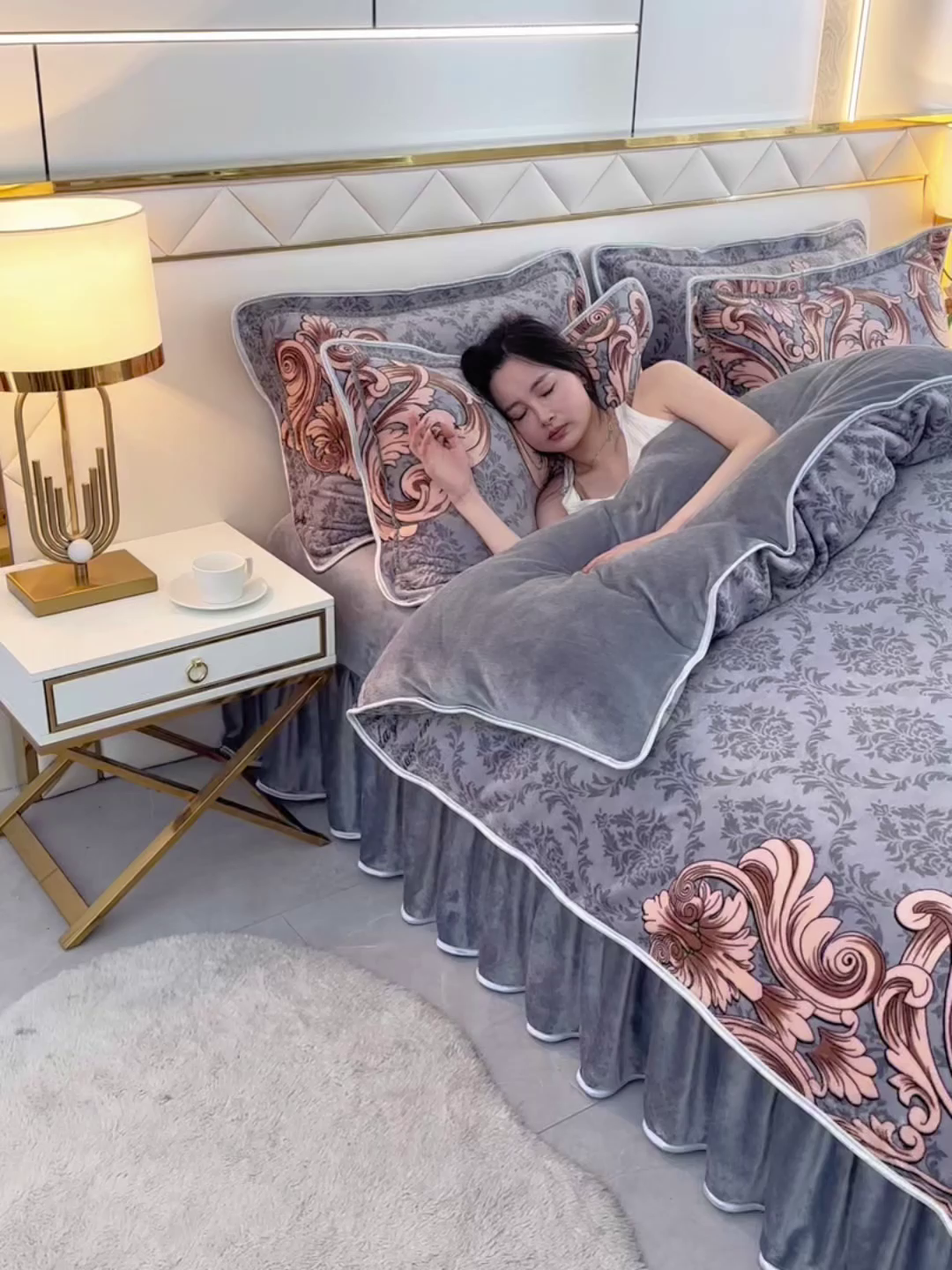 91家纺网 家纺一手货源 找家纺 曼尼家纺 2025新款7斤高克重牛奶绒四件套 浪漫灰