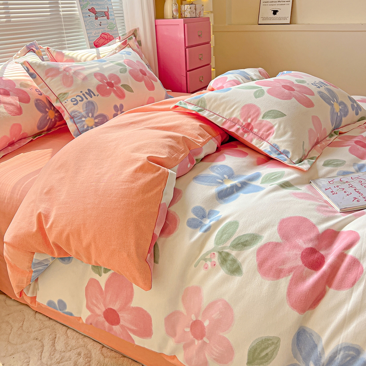 91家纺网 家纺一手货源 找家纺 优选直播新款全棉磨毛喷气印花四件套加厚纯棉三件套（一字绣工艺款）学生三件套 爱意花间