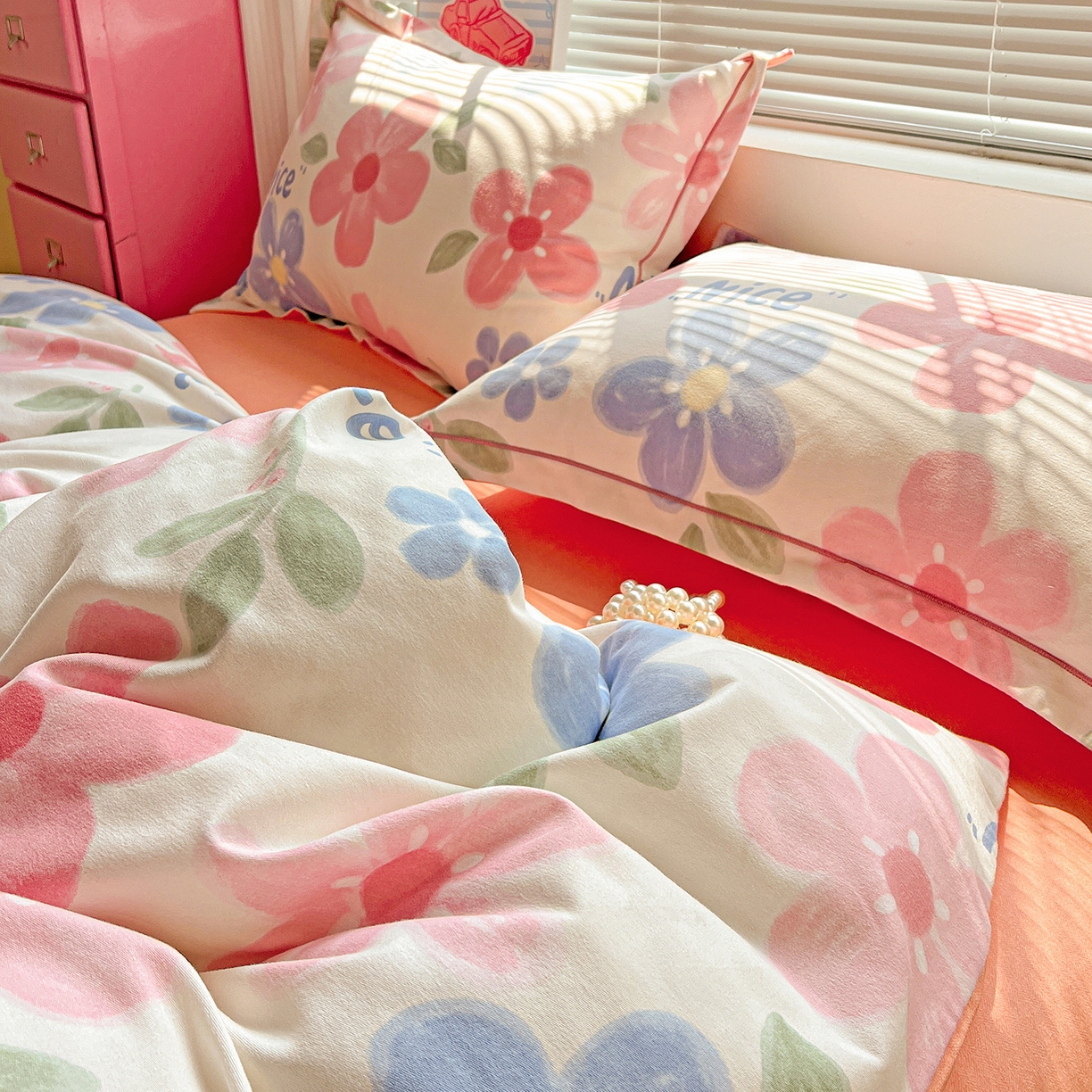 91家纺网 家纺一手货源 找家纺 优选直播新款全棉磨毛喷气印花四件套加厚纯棉三件套（一字绣工艺款）学生三件套 爱意花间