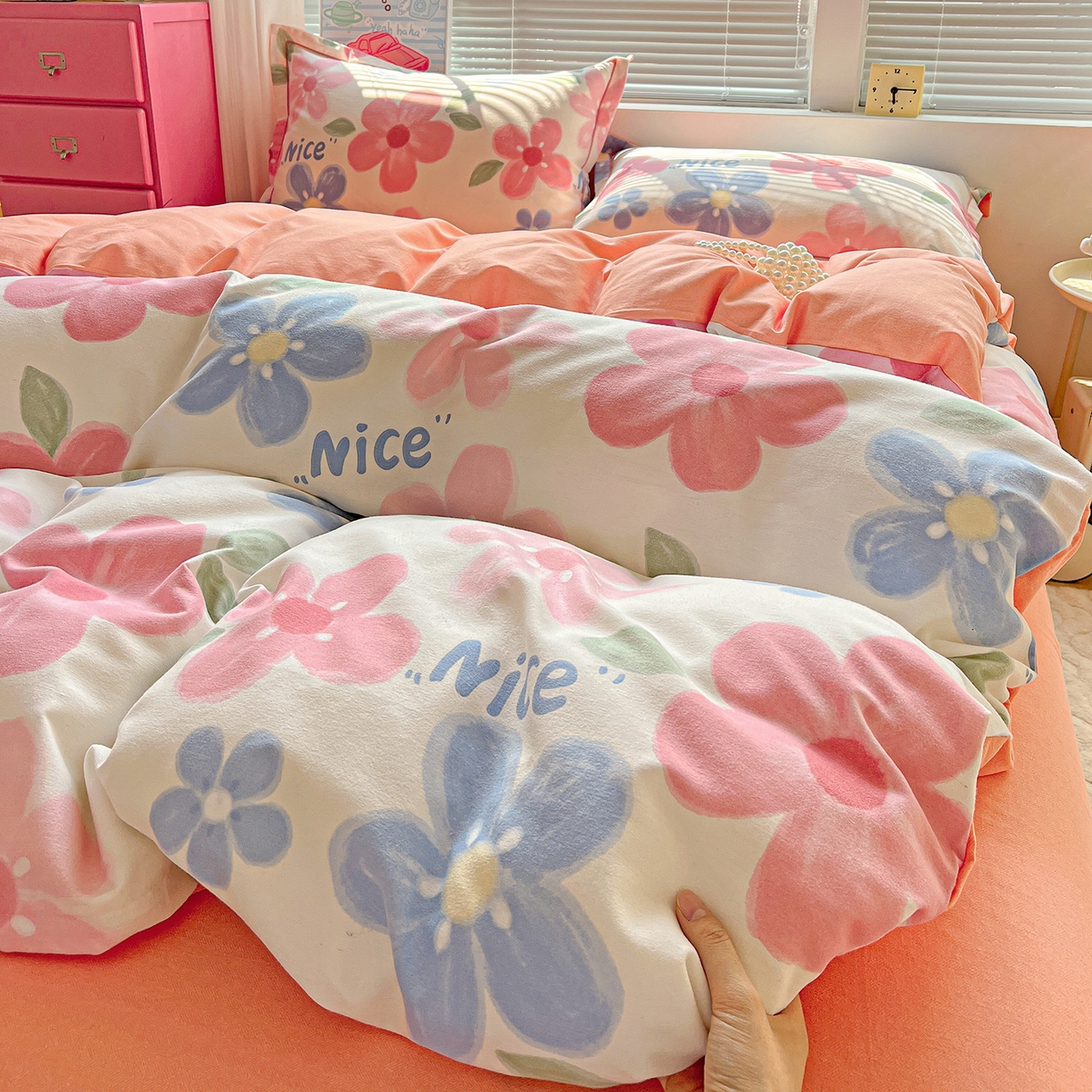 91家纺网 家纺一手货源 找家纺 优选直播新款全棉磨毛喷气印花四件套加厚纯棉三件套（一字绣工艺款）学生三件套 爱意花间