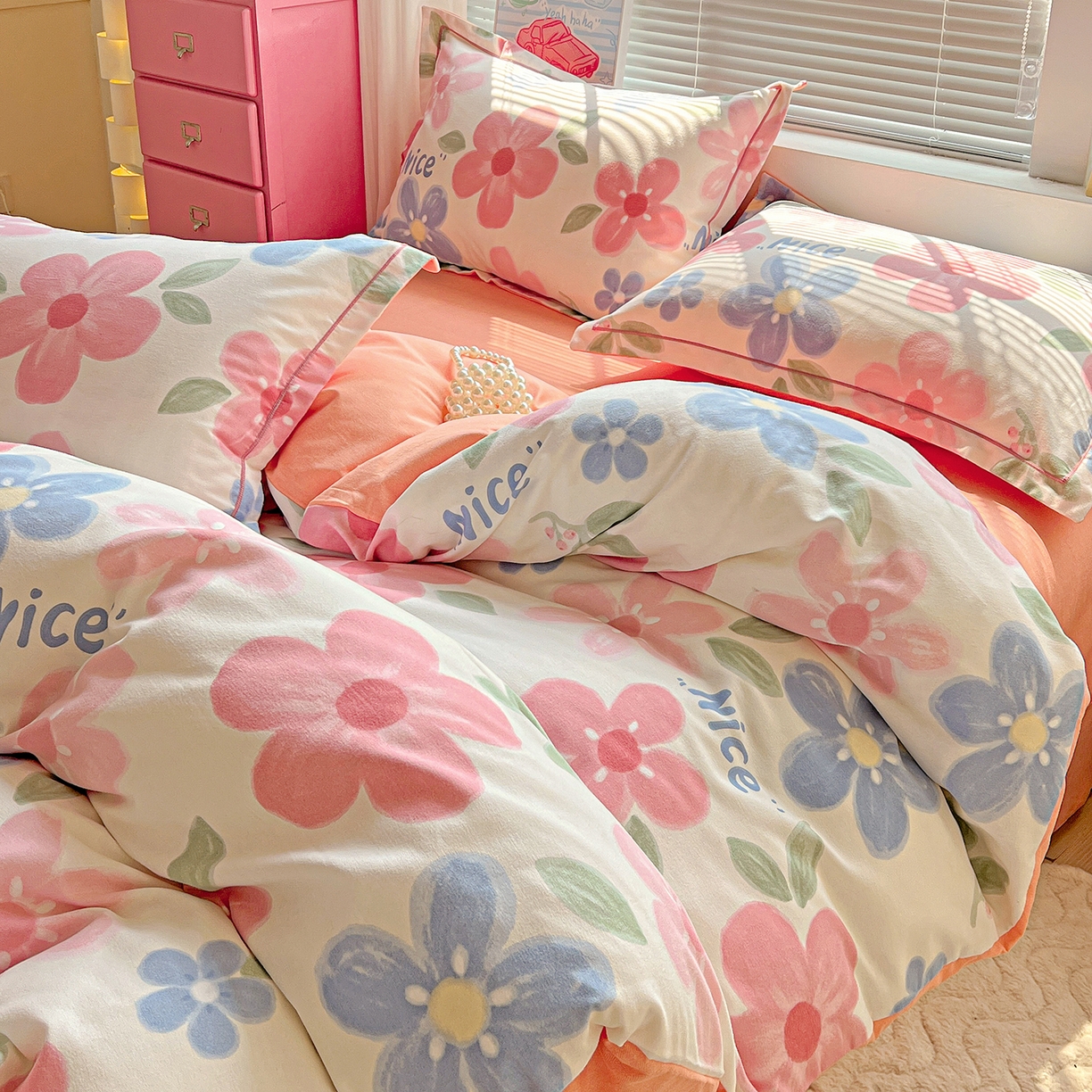 91家纺网 家纺一手货源 找家纺 优选直播新款全棉磨毛喷气印花四件套加厚纯棉三件套（一字绣工艺款）学生三件套 爱意花间