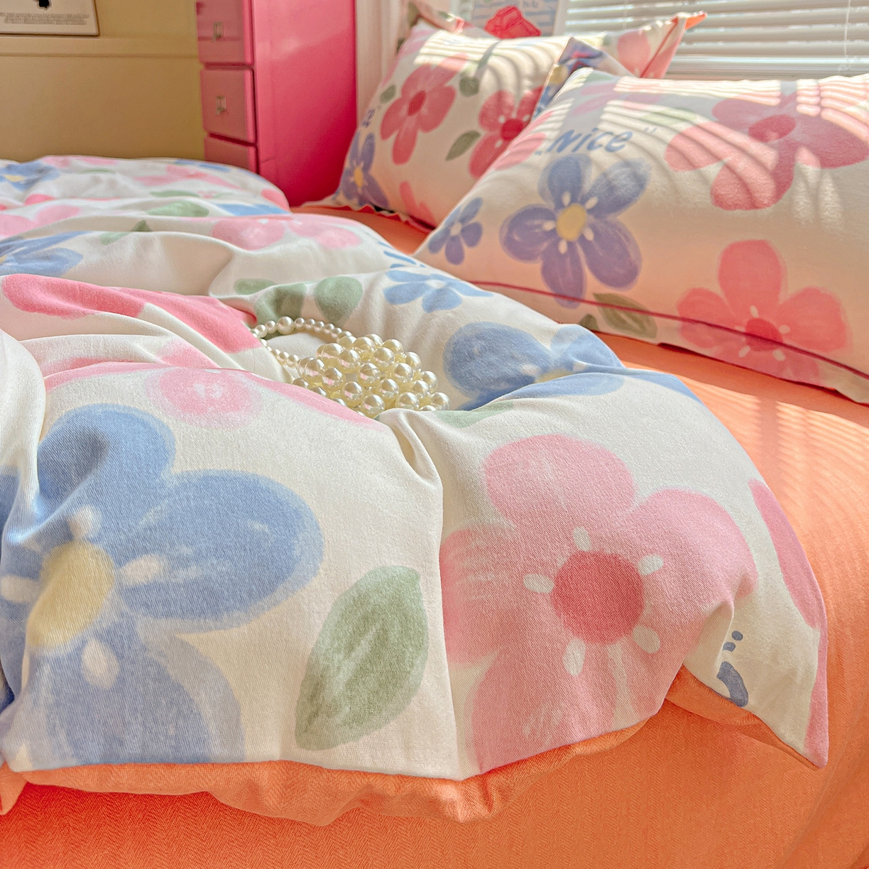 91家纺网 家纺一手货源 找家纺 优选直播新款全棉磨毛喷气印花四件套加厚纯棉三件套（一字绣工艺款）学生三件套 爱意花间