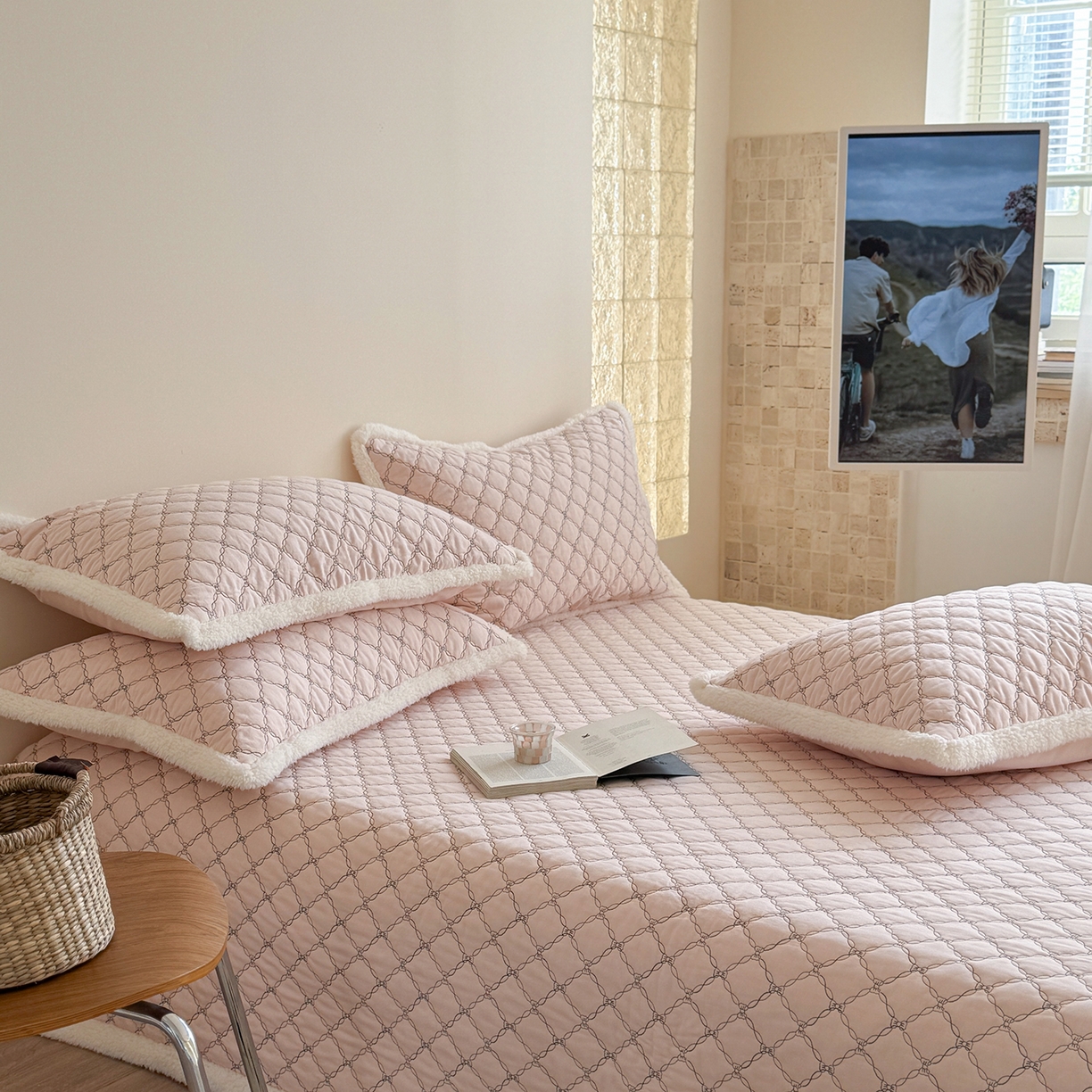 91家纺网 家纺一手货源 找家纺 漫调家纺 2025新款全棉ins风蝴蝶结韩系奶油花边床盖三件套 奶油粉