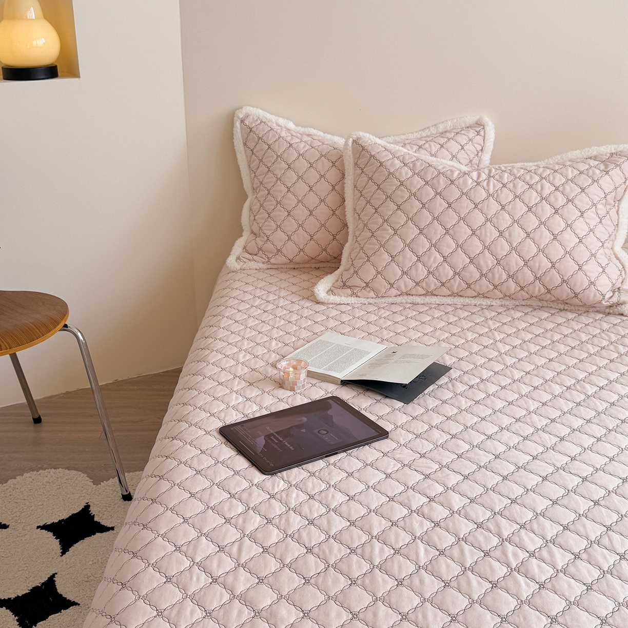 91家纺网 家纺一手货源 找家纺 漫调家纺 2025新款全棉ins风蝴蝶结韩系奶油花边床盖三件套 奶油粉