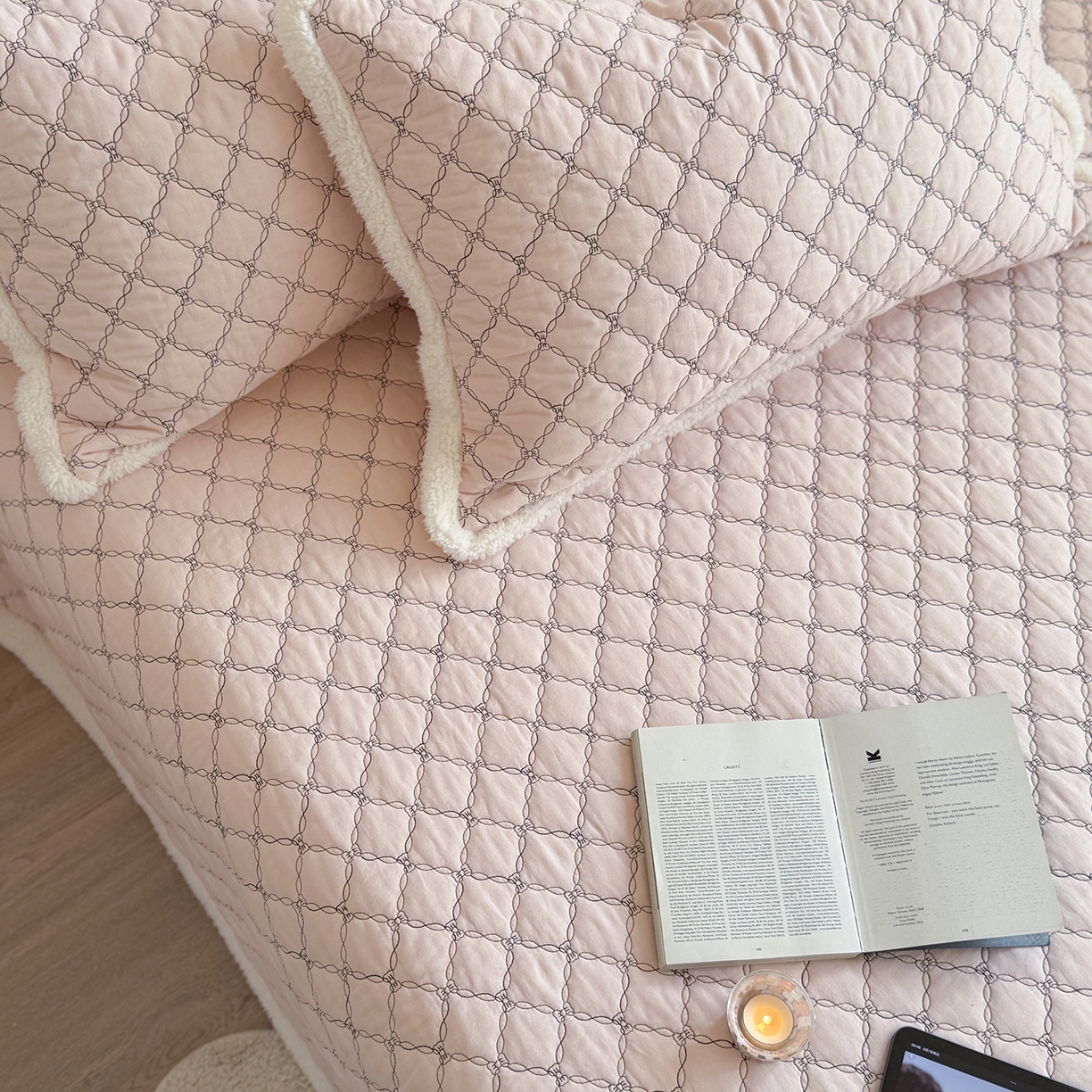 91家纺网 家纺一手货源 找家纺 漫调家纺 2025新款全棉ins风蝴蝶结韩系奶油花边床盖三件套 奶油粉