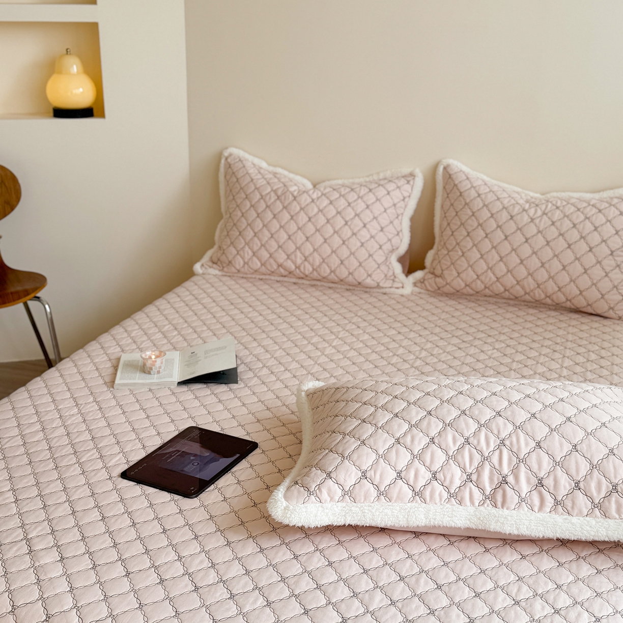 91家纺网 家纺一手货源 找家纺 漫调家纺 2025新款全棉ins风蝴蝶结韩系奶油花边床盖三件套 奶油粉