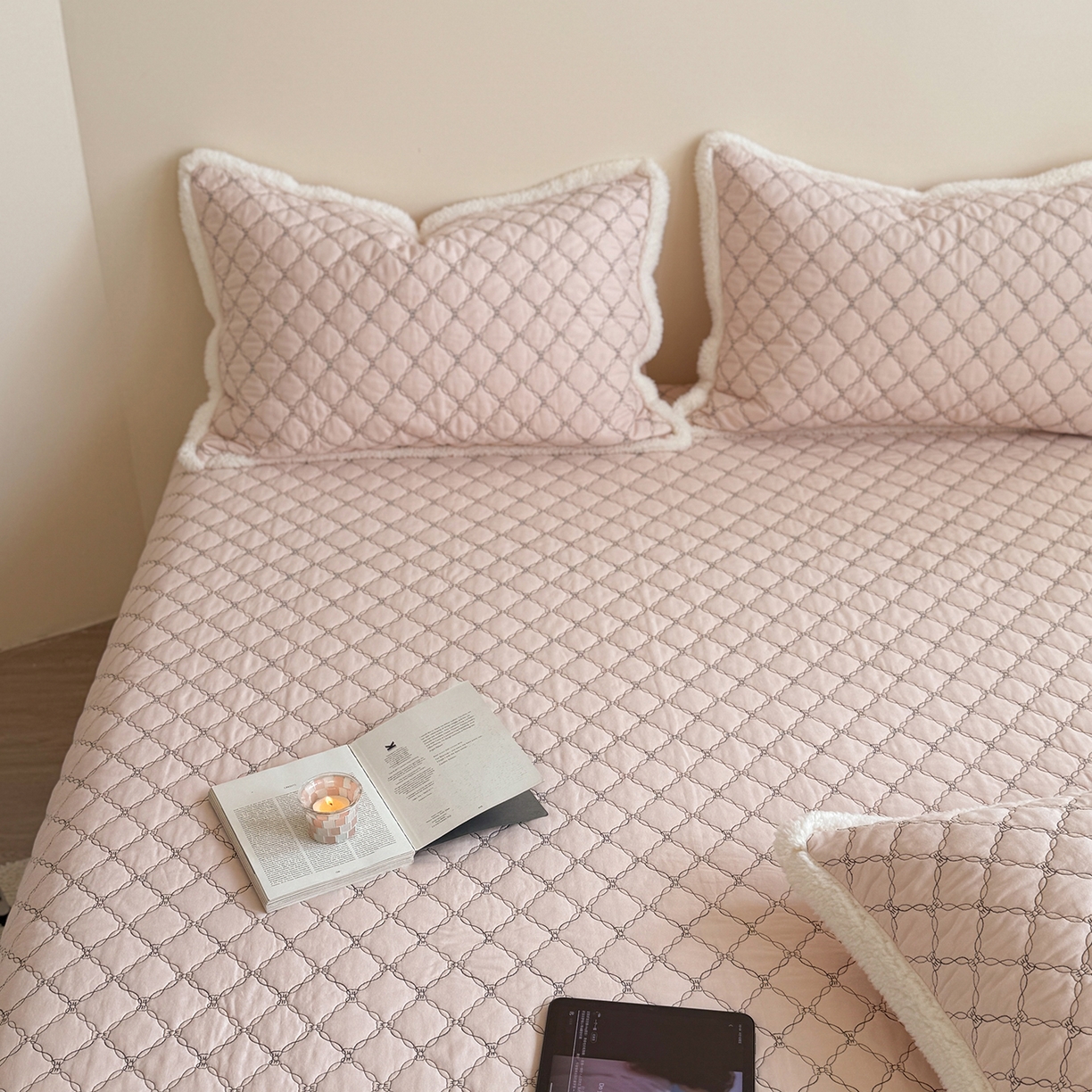 91家纺网 家纺一手货源 找家纺 漫调家纺 2025新款全棉ins风蝴蝶结韩系奶油花边床盖三件套 奶油粉