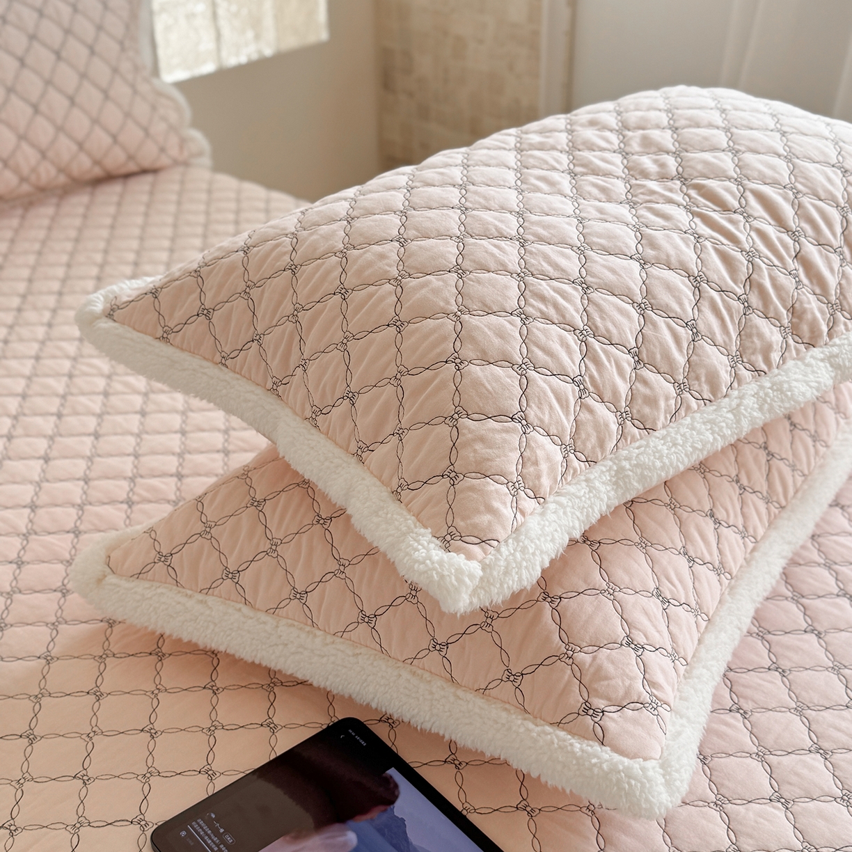 91家纺网 家纺一手货源 找家纺 漫调家纺 2025新款全棉ins风蝴蝶结韩系奶油花边床盖三件套 奶油粉