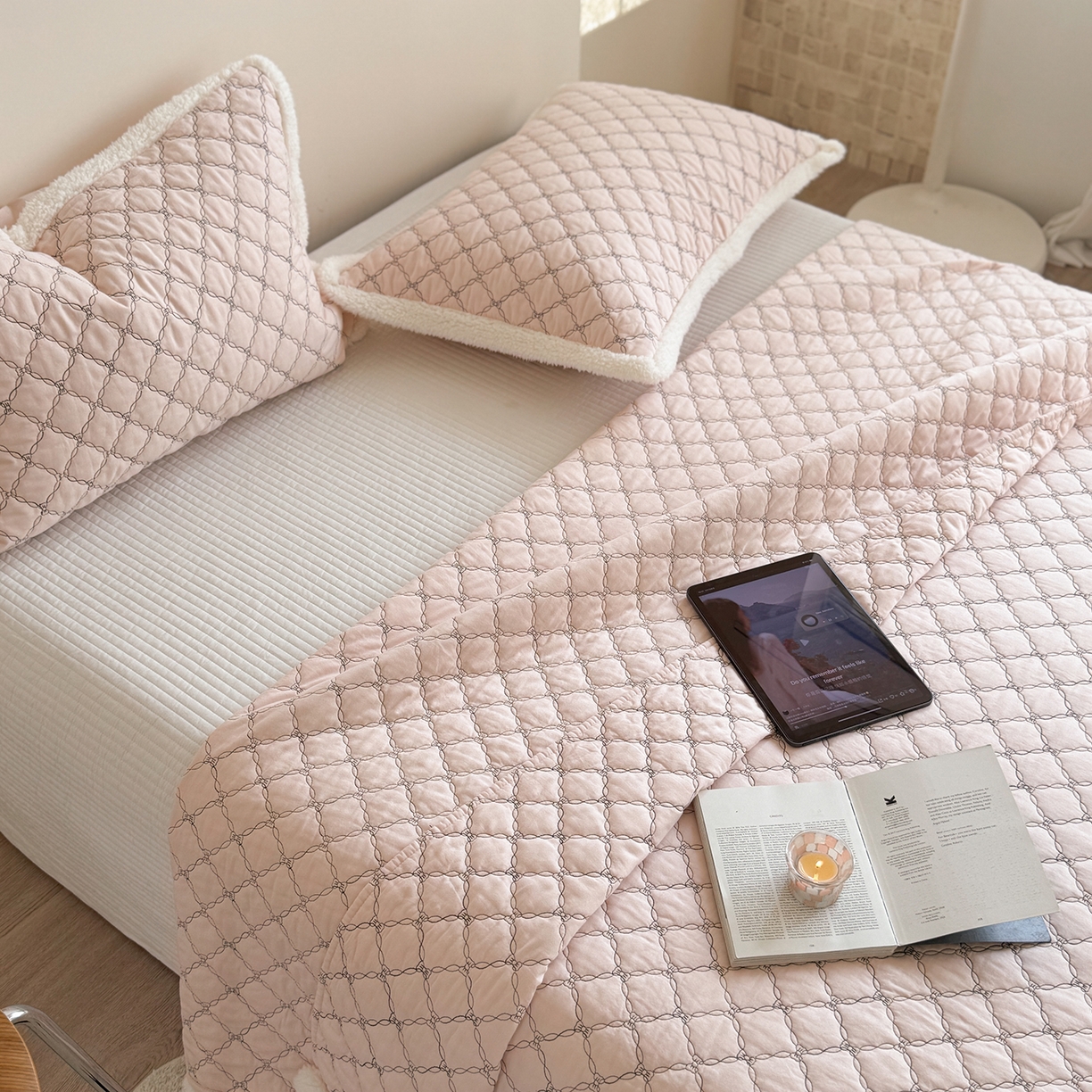 91家纺网 家纺一手货源 找家纺 漫调家纺 2025新款全棉ins风蝴蝶结韩系奶油花边床盖三件套 奶油粉