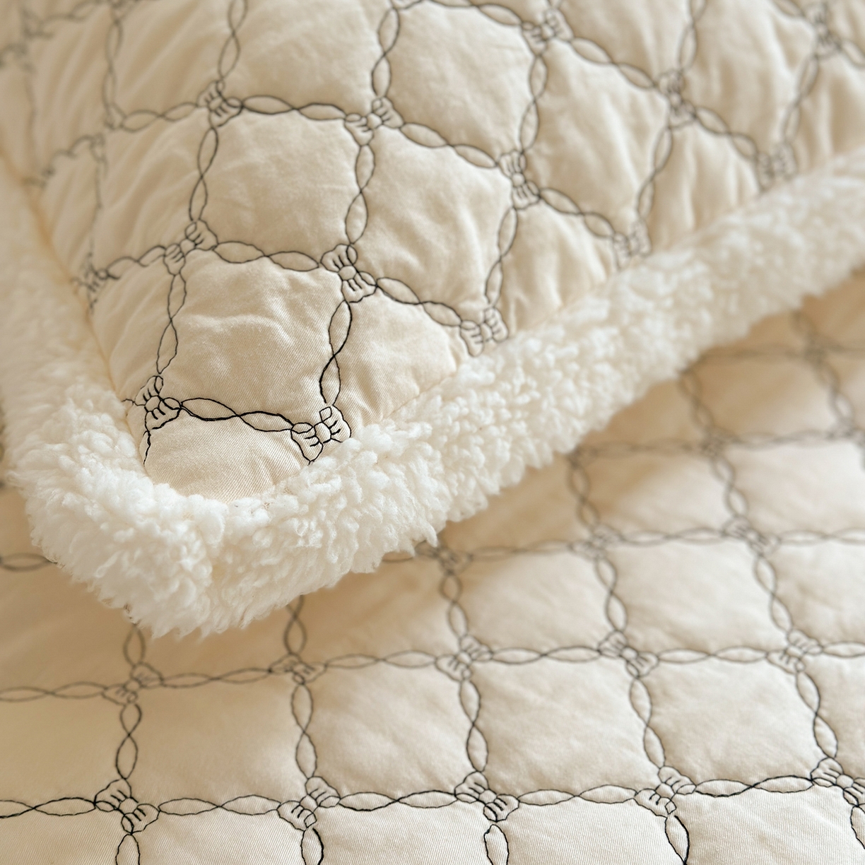 91家纺网 家纺一手货源 找家纺 漫调家纺 2025新款全棉ins风蝴蝶结韩系奶油花边床盖三件套 奶油杏