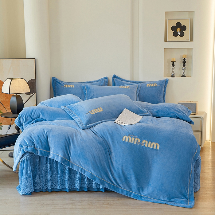 91家纺网 家纺一手货源 找家纺 （总）程百万家纺 2025新款A类全消光牛奶绒加厚有机氧绒刺绣夹棉床裙套件