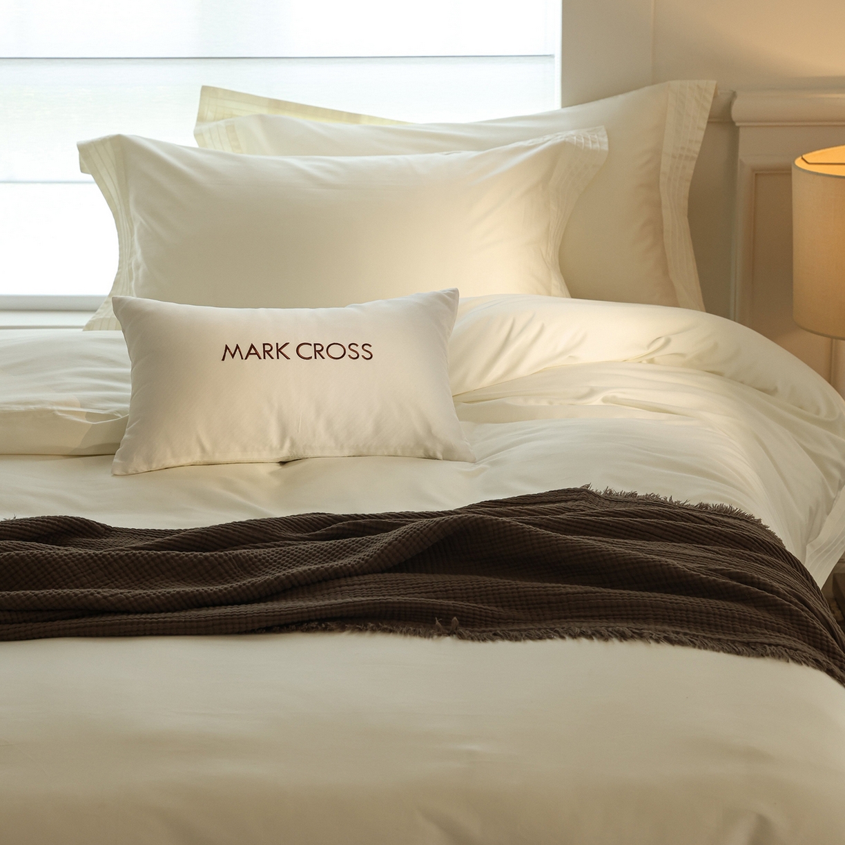 91家纺网 家纺一手货源 找家纺 佳汐蓝家纺 2025新款静奢简约高级质感超细旦天丝棉磨毛系列四件套-热可可 蒙太奇-白