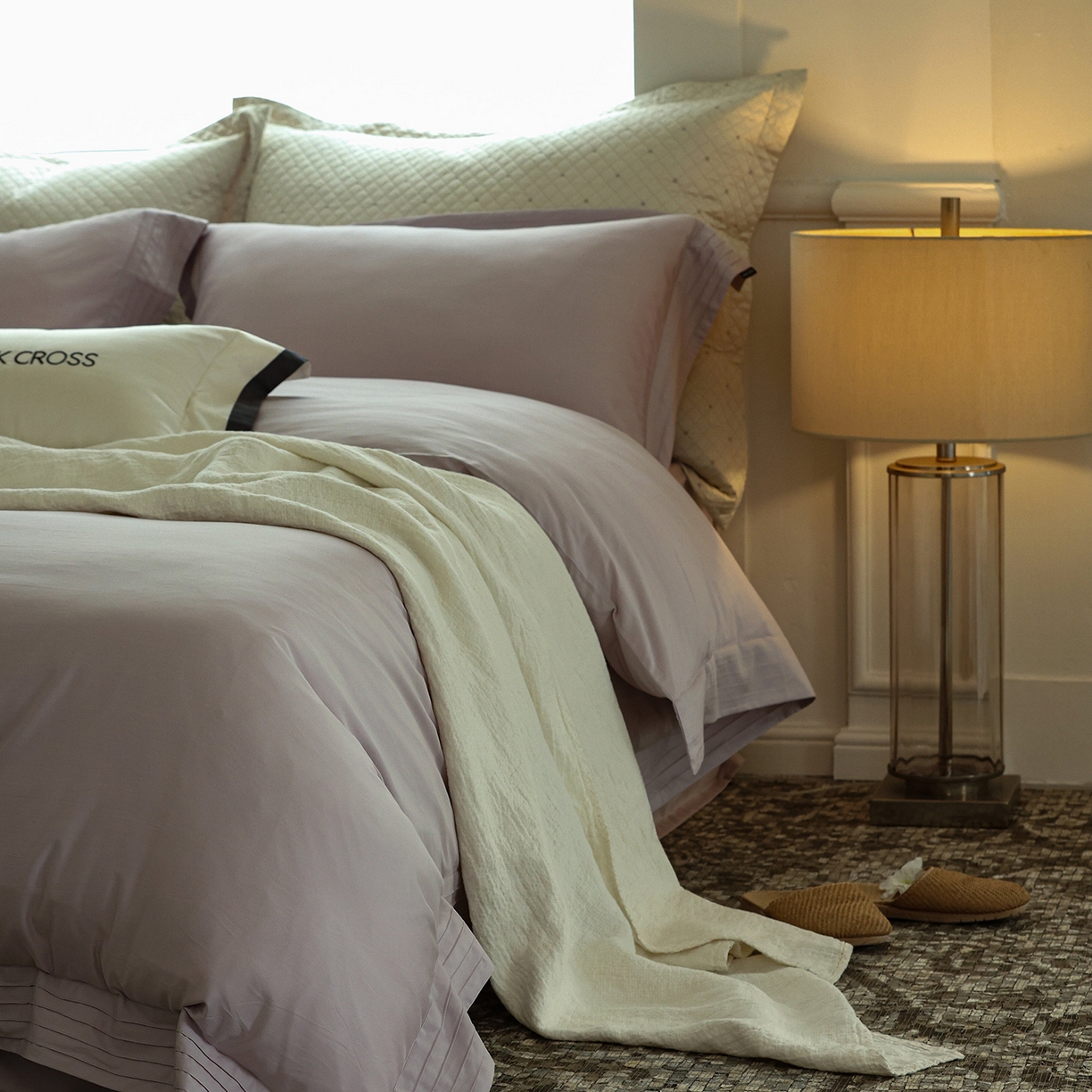 91家纺网 家纺一手货源 找家纺 佳汐蓝家纺 2025新款静奢简约高级质感超细旦天丝棉磨毛系列四件套-热可可 蒙太奇-风信紫