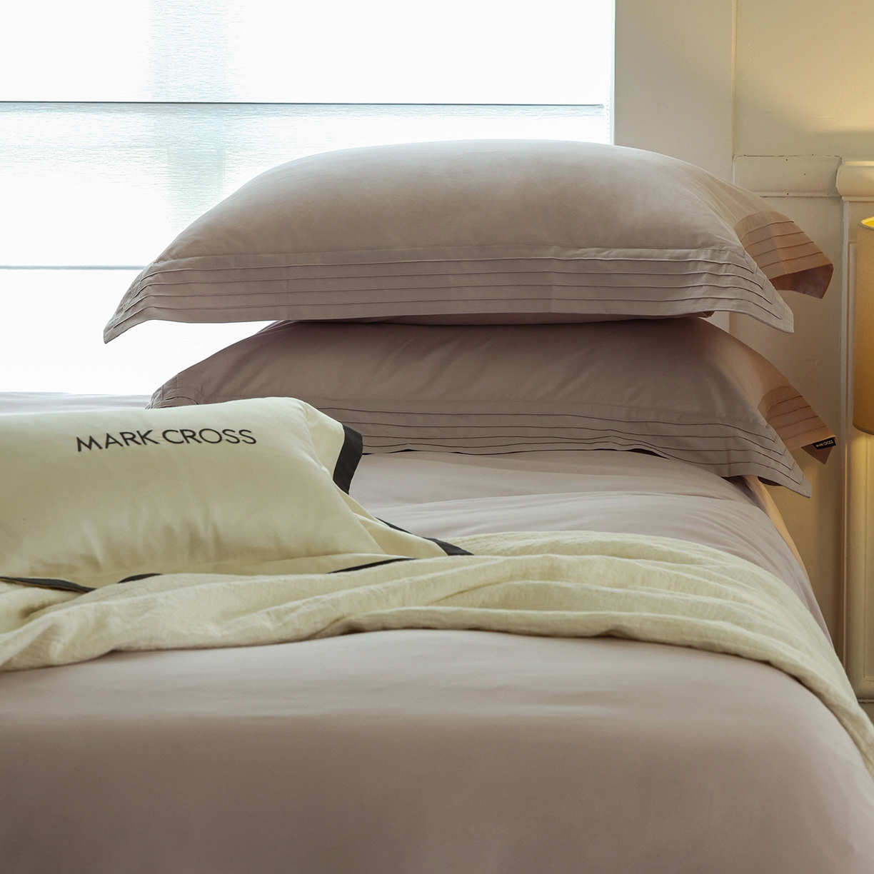 91家纺网 家纺一手货源 找家纺 佳汐蓝家纺 2025新款静奢简约高级质感超细旦天丝棉磨毛系列四件套-热可可 蒙太奇-风信紫