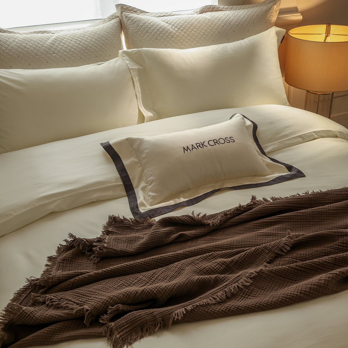 91家纺网 家纺一手货源 找家纺 佳汐蓝家纺 2025新款静奢简约高级质感超细旦天丝棉磨毛系列四件套-热可可 蒙太奇-古董白