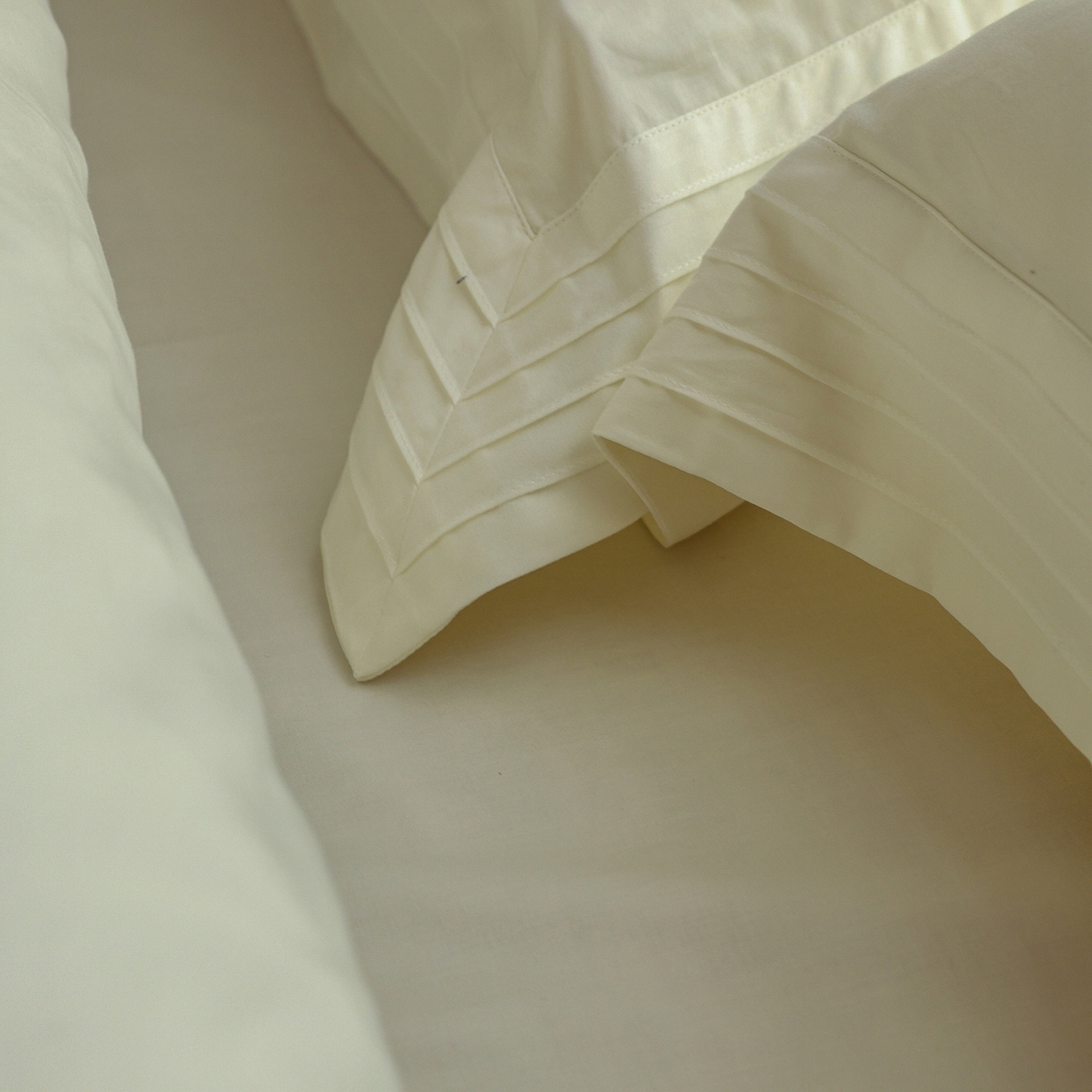 91家纺网 家纺一手货源 找家纺 佳汐蓝家纺 2025新款静奢简约高级质感超细旦天丝棉磨毛系列四件套-热可可 蒙太奇-古董白