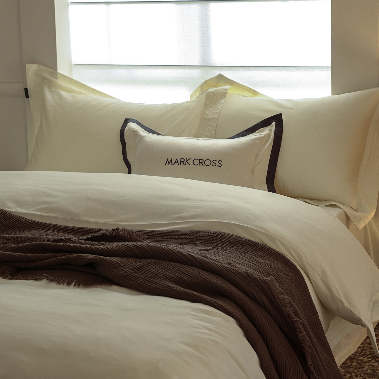 91家纺网 家纺一手货源 找家纺 佳汐蓝家纺 2025新款静奢简约高级质感超细旦天丝棉磨毛系列四件套-热可可 蒙太奇-古董白