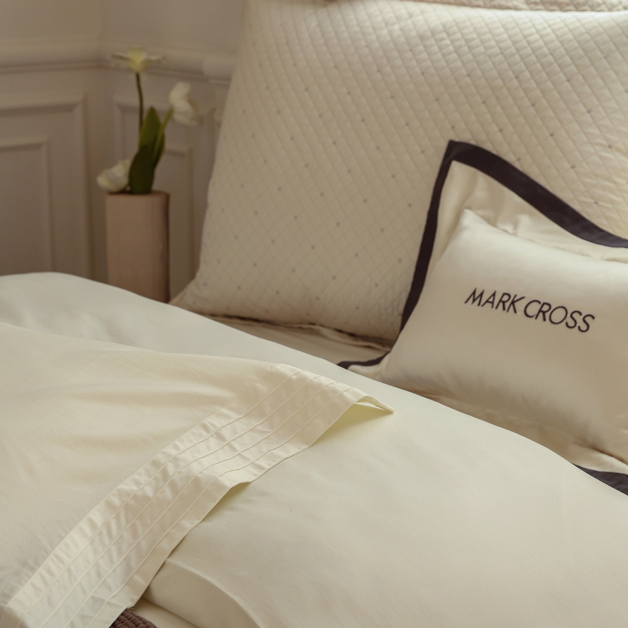 91家纺网 家纺一手货源 找家纺 佳汐蓝家纺 2025新款静奢简约高级质感超细旦天丝棉磨毛系列四件套-热可可 蒙太奇-古董白