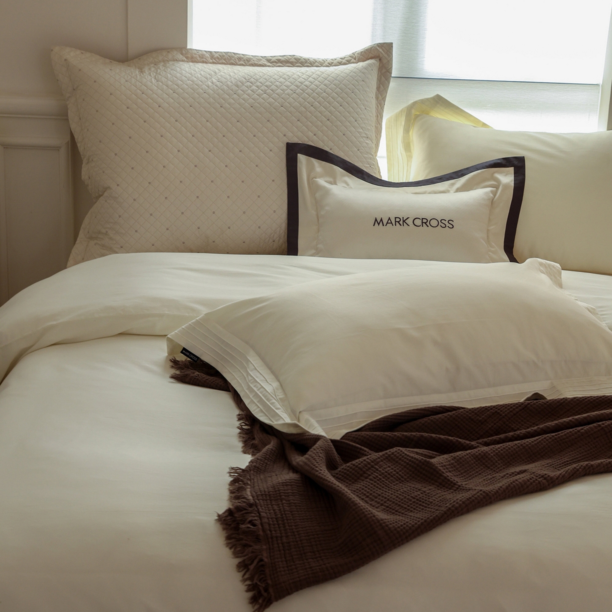 91家纺网 家纺一手货源 找家纺 佳汐蓝家纺 2025新款静奢简约高级质感超细旦天丝棉磨毛系列四件套-热可可 蒙太奇-古董白