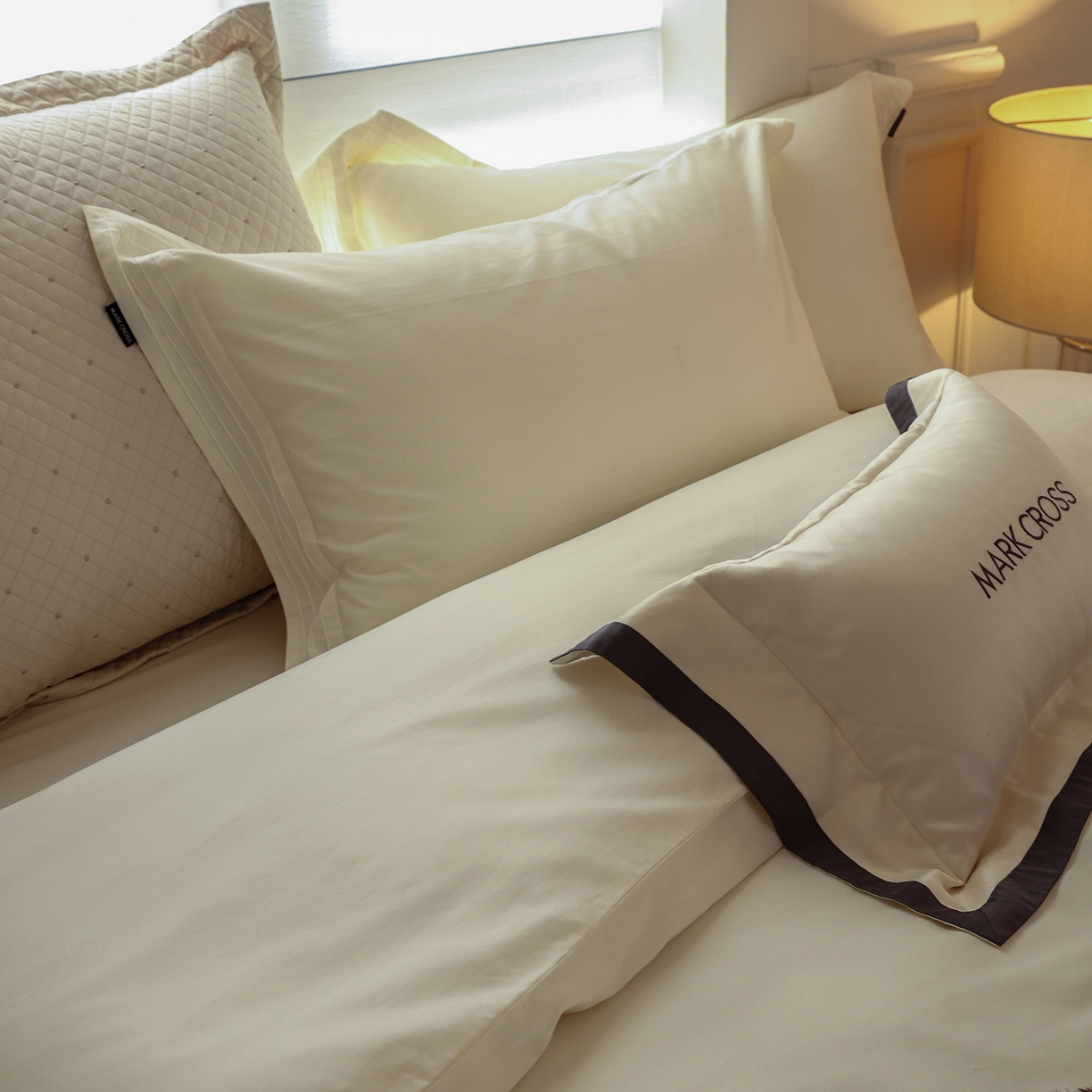 91家纺网 家纺一手货源 找家纺 佳汐蓝家纺 2025新款静奢简约高级质感超细旦天丝棉磨毛系列四件套-热可可 蒙太奇-古董白