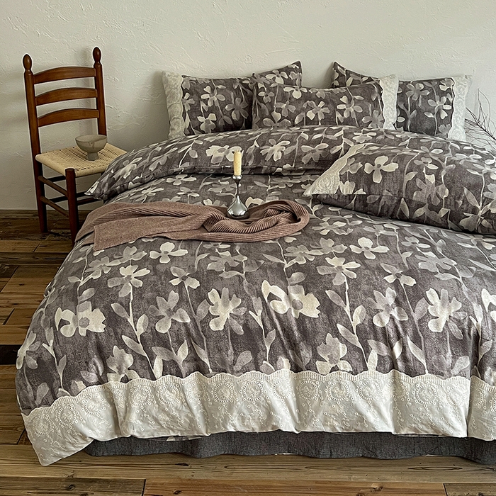 91家纺网 家纺一手货源 找家纺 梦纤绒 2025秋冬新品A类高克重亚麻复古全棉花边侘寂风原麻系列花影灰