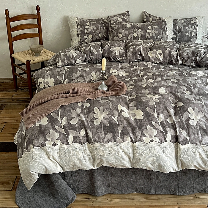 91家纺网 家纺一手货源 找家纺 梦纤绒 2025秋冬新品A类高克重亚麻复古全棉花边侘寂风原麻系列花影灰