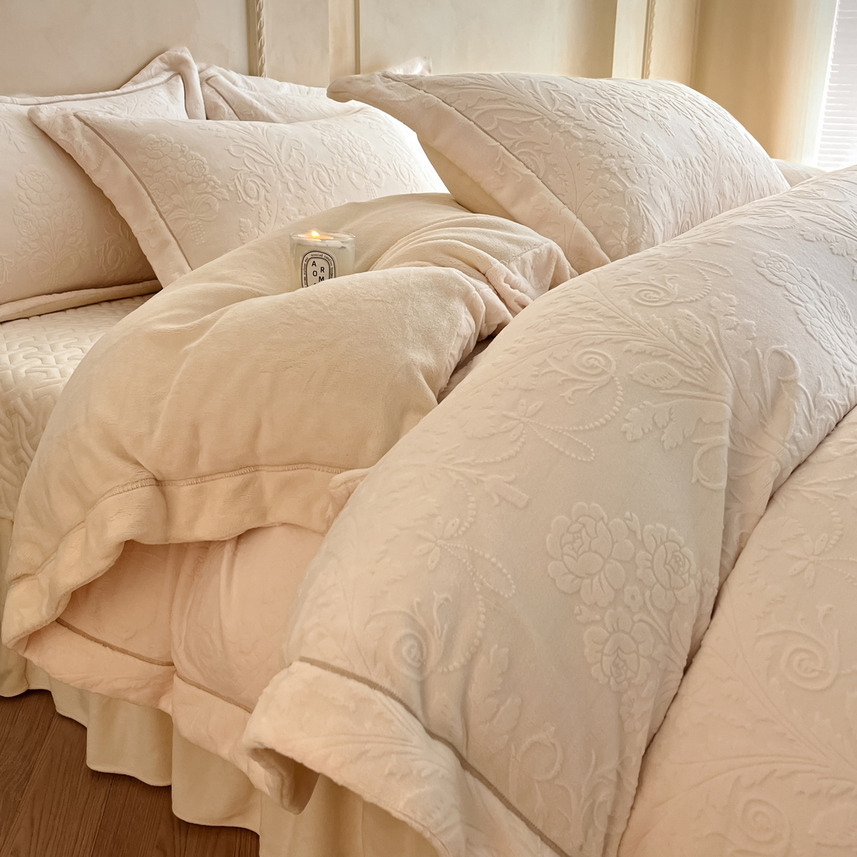 91家纺网 家纺一手货源 找家纺 孟鑫家纺 2025新款加厚全消光雕花牛奶绒床盖四件套-维纳斯系列 奶昔白