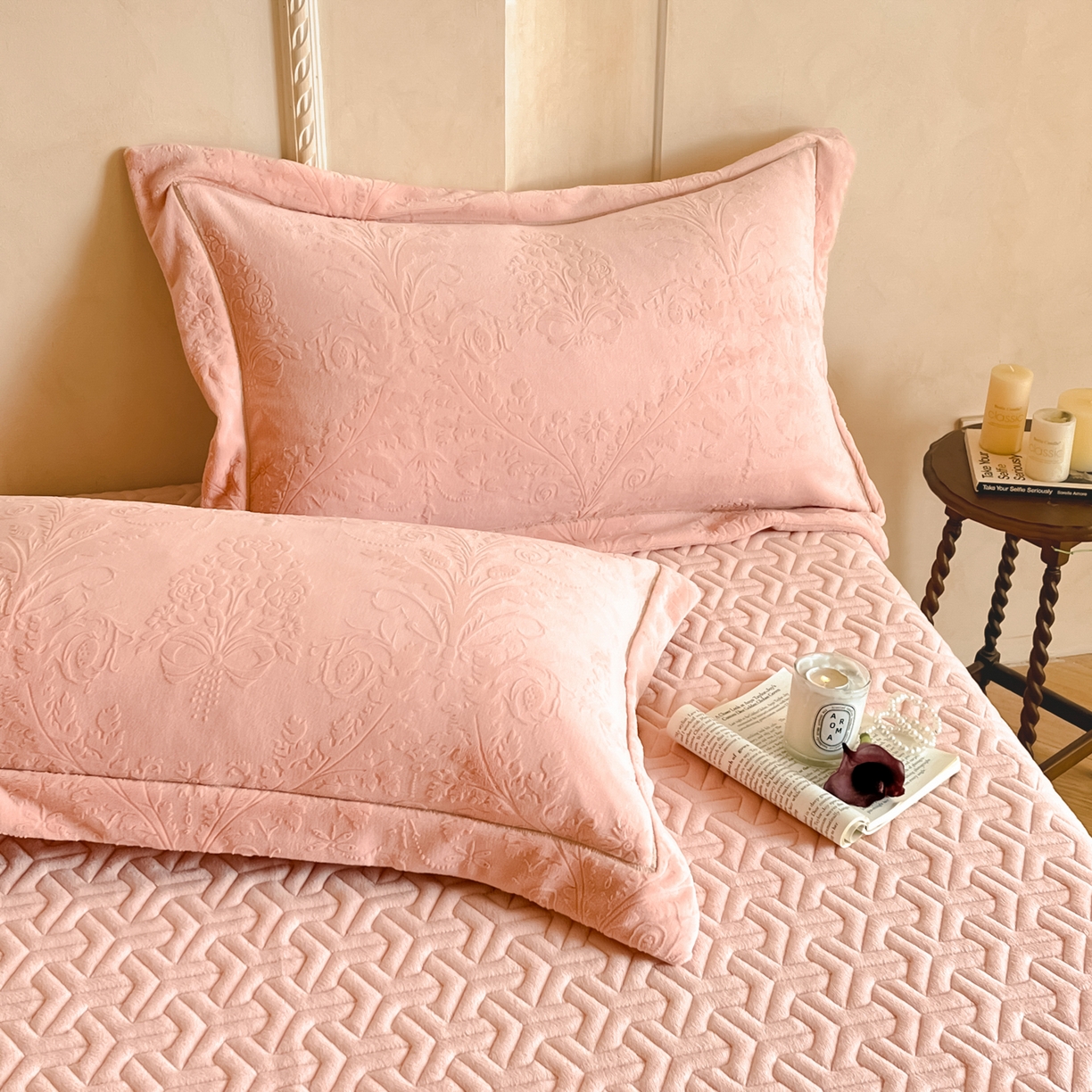 91家纺网 家纺一手货源 找家纺 （总）孟鑫家纺 2025新款加厚全消光雕花牛奶绒床盖四件套-维纳斯系列