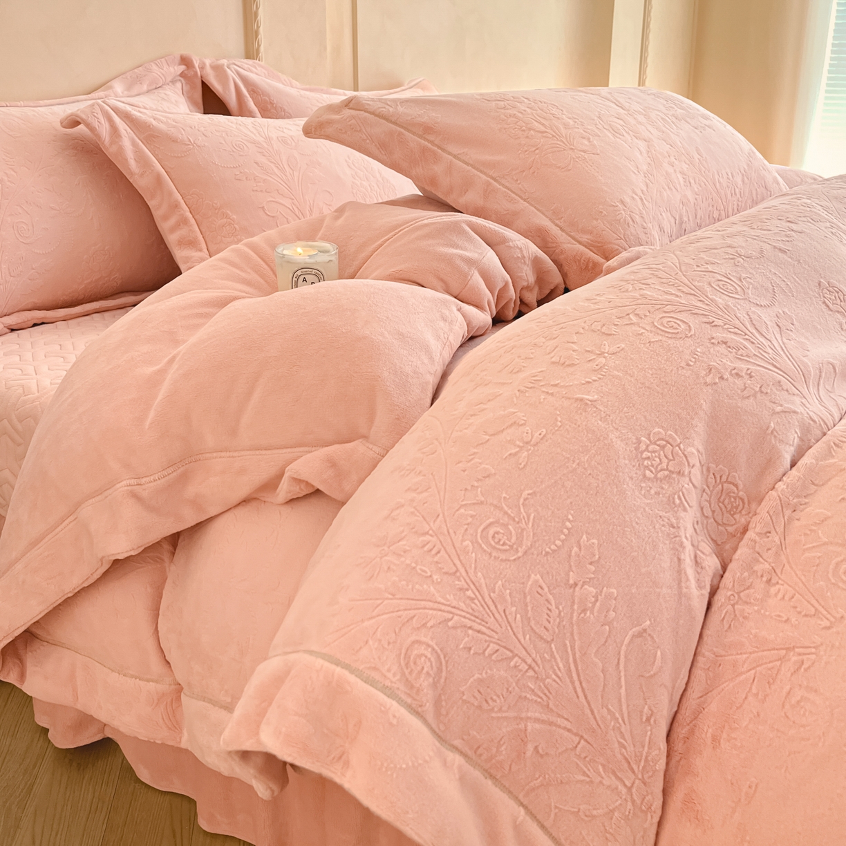 91家纺网 家纺一手货源 找家纺 孟鑫家纺 2025新款加厚全消光雕花牛奶绒床盖四件套-维纳斯系列 豆沙