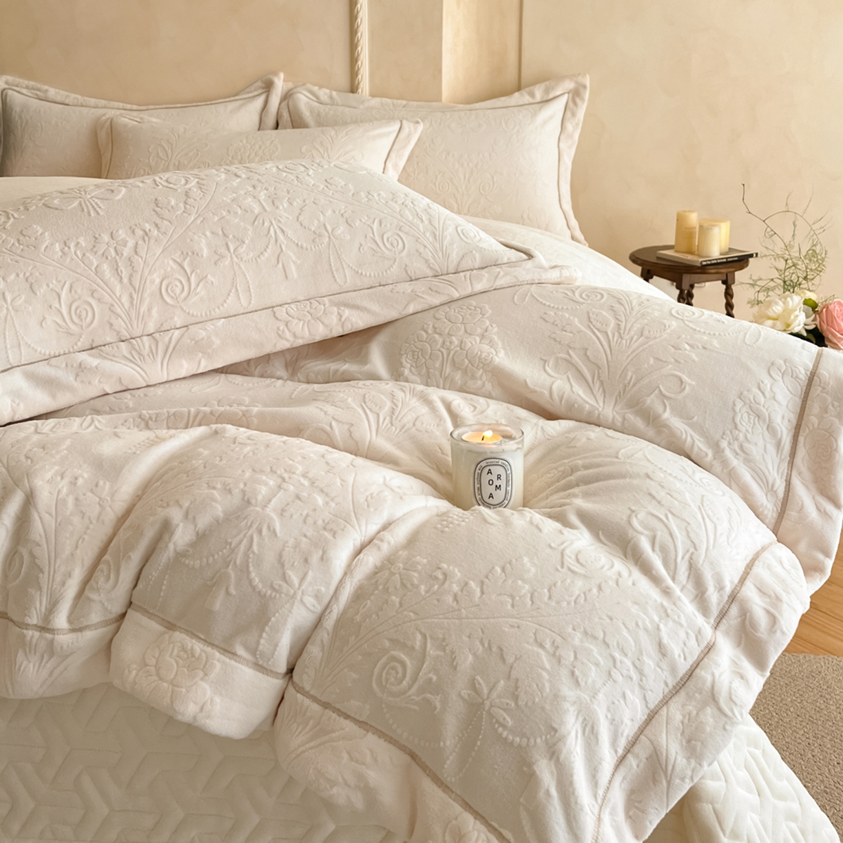 91家纺网 家纺一手货源 找家纺 孟鑫家纺 2025新款加厚全消光雕花牛奶绒床盖四件套-维纳斯系列 奶昔白