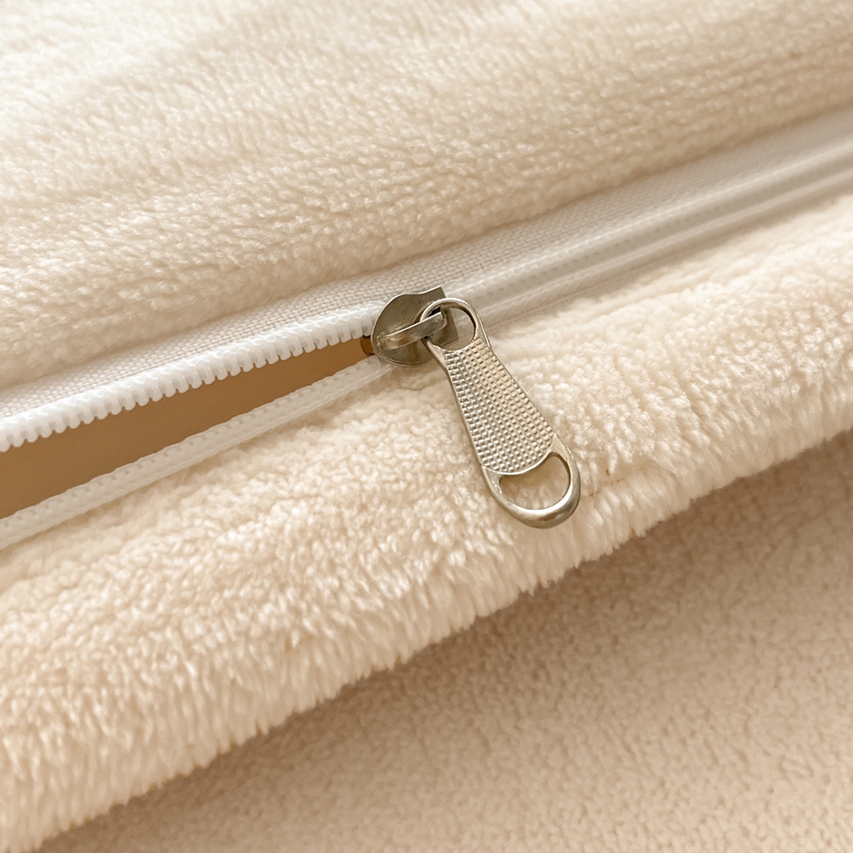 91家纺网 家纺一手货源 找家纺 孟鑫家纺 2025新款加厚全消光雕花牛奶绒床盖四件套-维纳斯系列 奶昔白