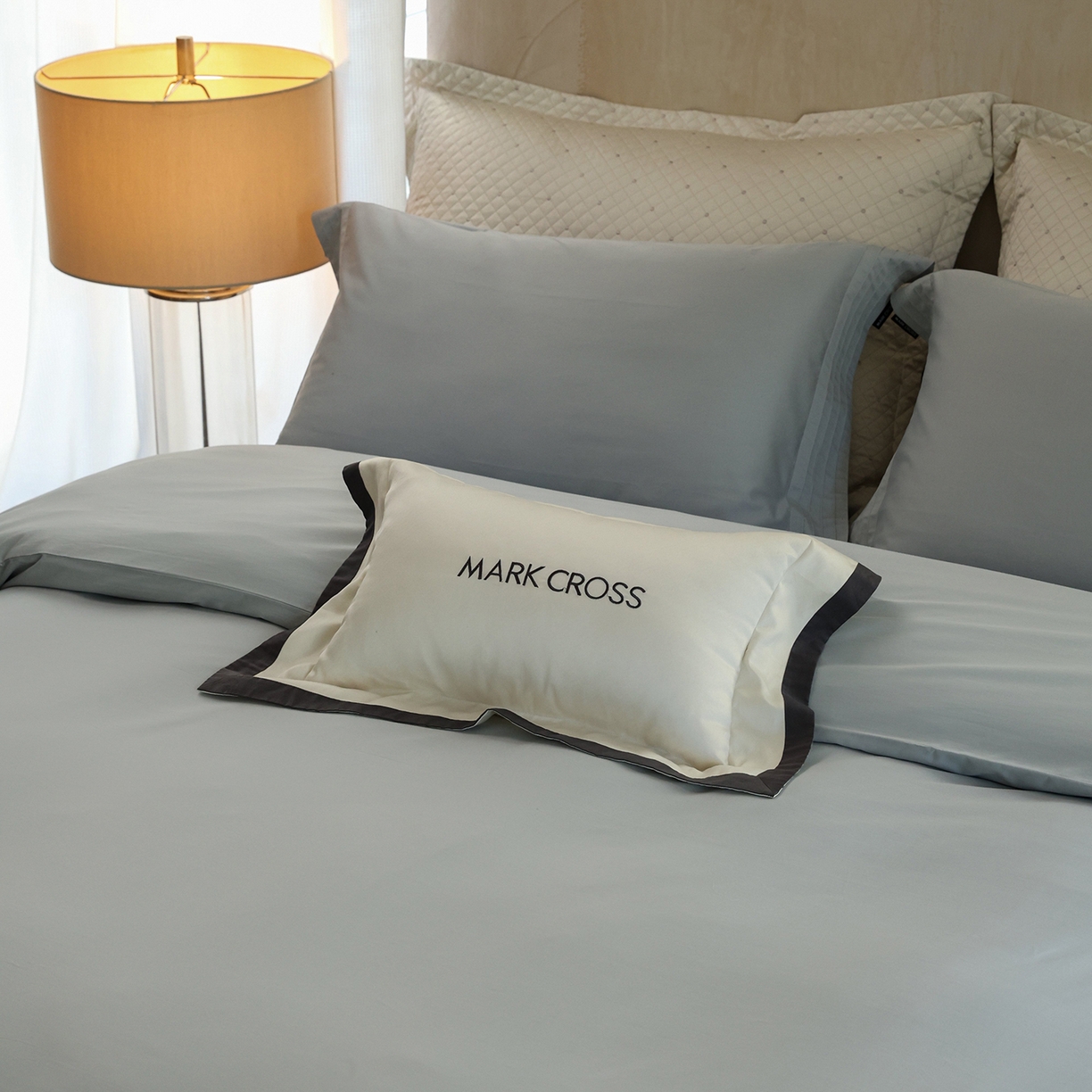 91家纺网 家纺一手货源 找家纺 佳汐蓝家纺 2025新款静奢简约高级质感超细旦天丝棉磨毛系列四件套-热可可 蒙太奇-远天蓝