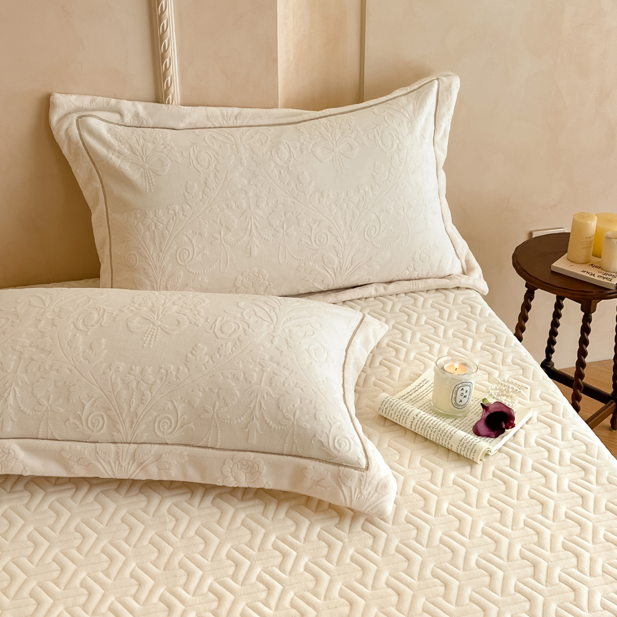 91家纺网 家纺一手货源 找家纺 孟鑫家纺 2025新款加厚全消光雕花牛奶绒床盖四件套-维纳斯系列 奶昔白