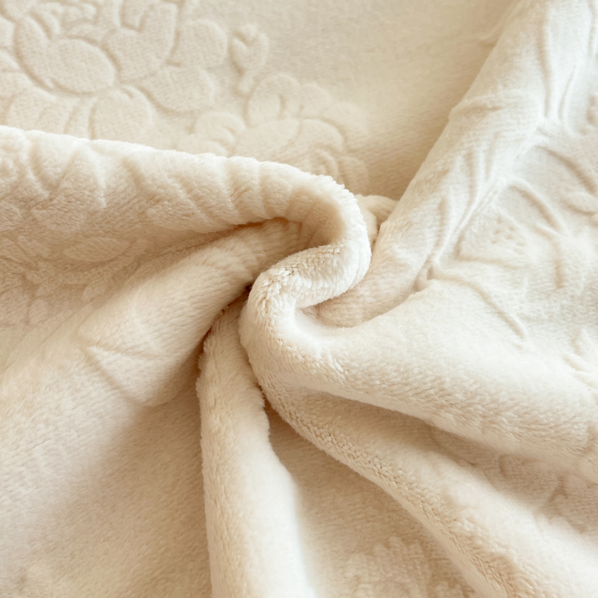 91家纺网 家纺一手货源 找家纺 孟鑫家纺 2025新款加厚全消光雕花牛奶绒床盖四件套-维纳斯系列 奶昔白