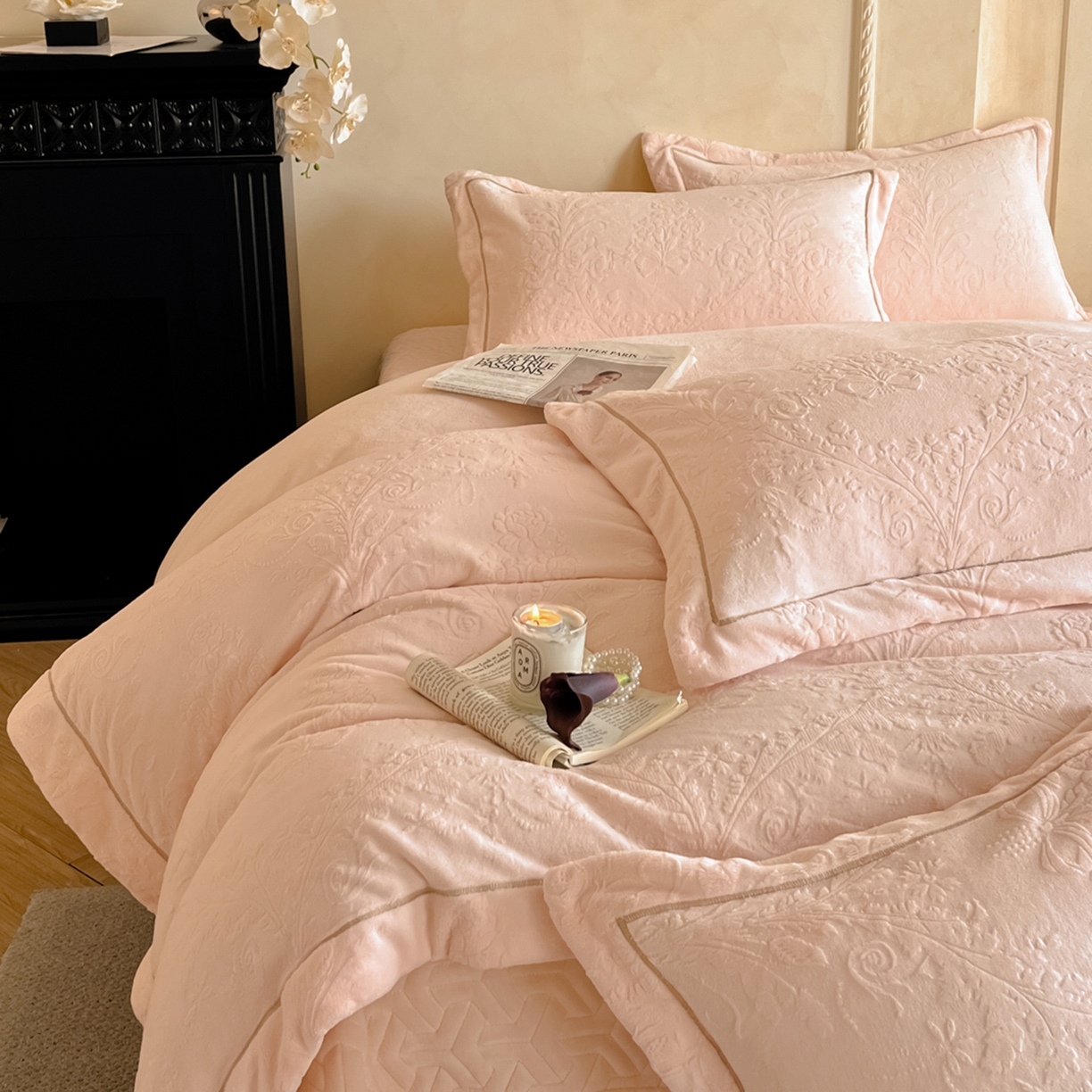 91家纺网 家纺一手货源 找家纺 孟鑫家纺 2025新款加厚全消光雕花牛奶绒床盖四件套-维纳斯系列 樱花粉