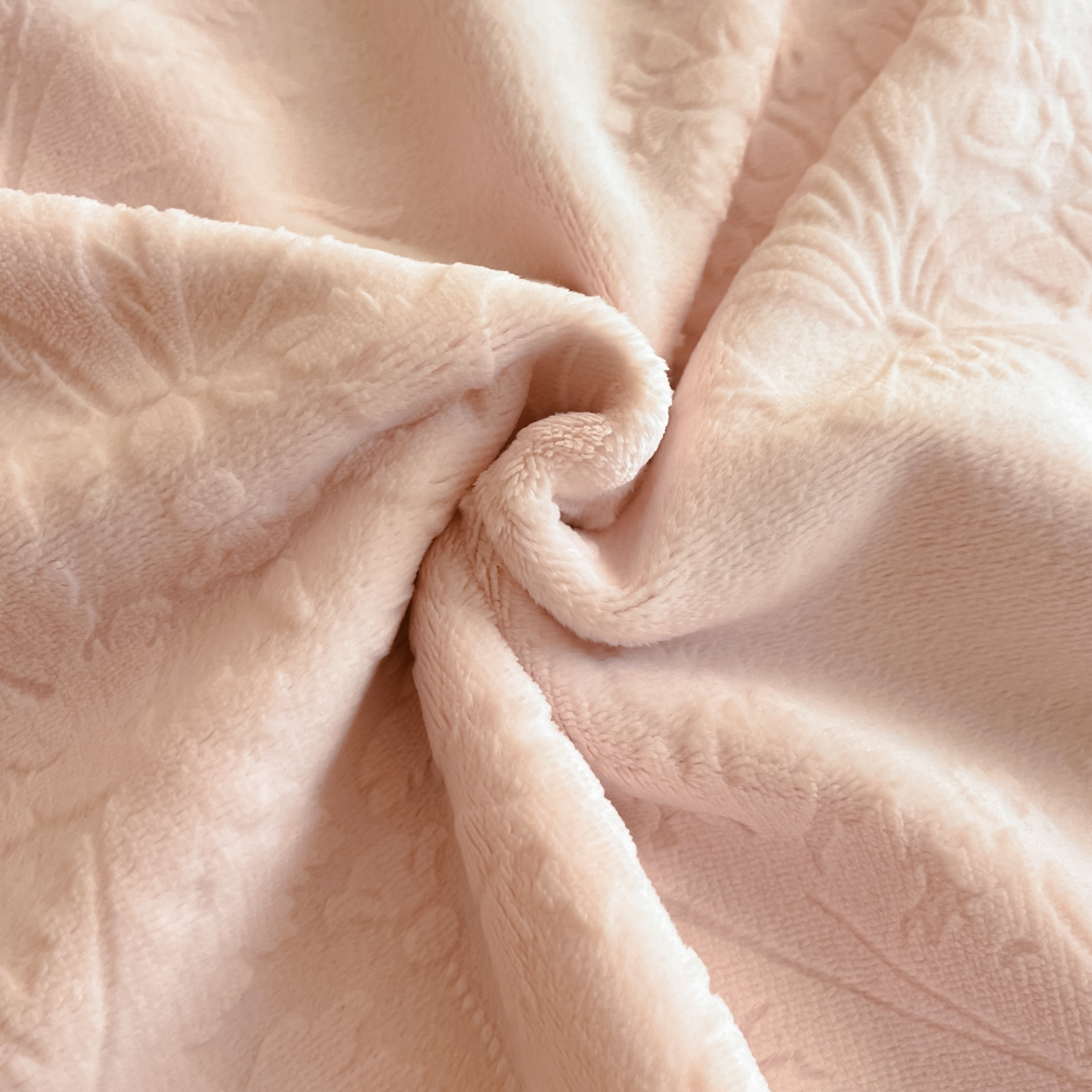 91家纺网 家纺一手货源 找家纺 孟鑫家纺 2025新款加厚全消光雕花牛奶绒床盖四件套-维纳斯系列 樱花粉