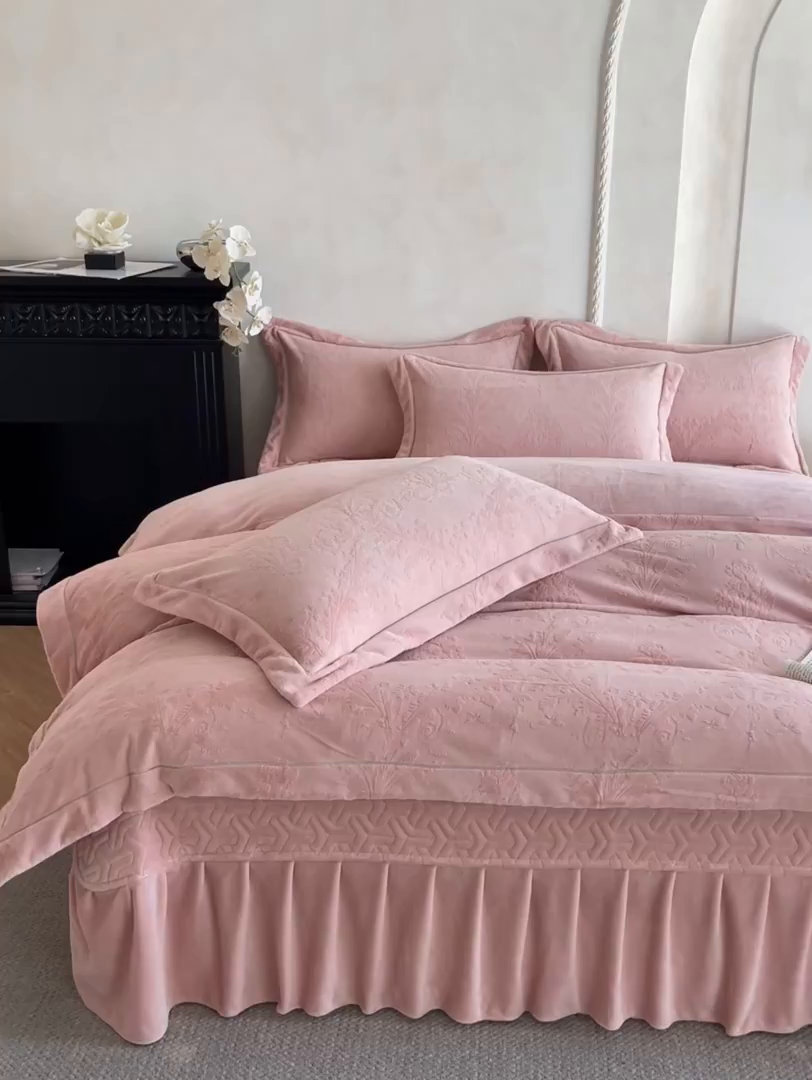 91家纺网 家纺一手货源 找家纺 （总）孟鑫家纺 2025新款加厚全消光雕花牛奶绒床盖四件套-维纳斯系列