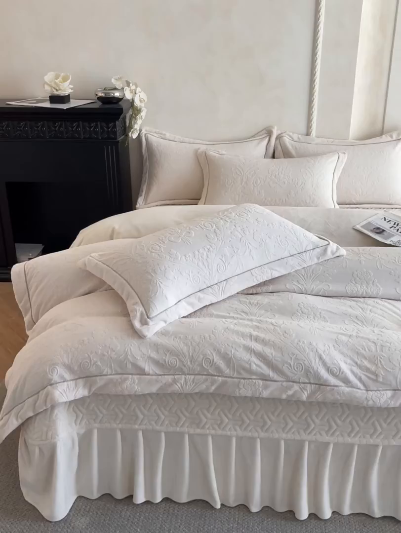 91家纺网 家纺一手货源 找家纺 孟鑫家纺 2025新款加厚全消光雕花牛奶绒床盖四件套-维纳斯系列 奶昔白
